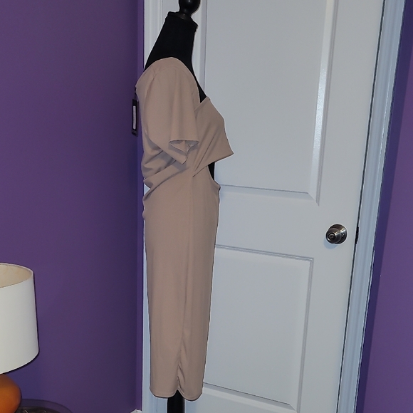Pretty Little Thing Neutral Short Sleeve Dress w/ Cutout Mid Section Sz: 16 NWT - Picture 5 of 7